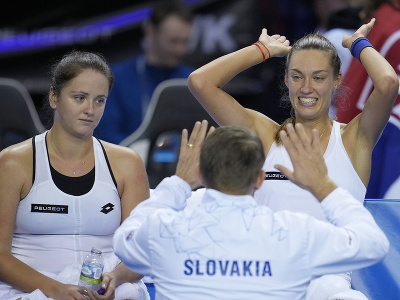 Slovenské tenistky Tereza Mihalíková a Viktória Kužmová sa tešia z výhry vo štvorhre