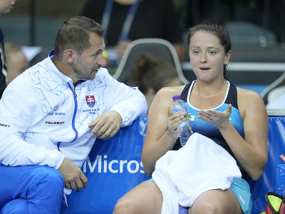 Slovenská tenistka Viktória Kužmová a nehrajúci kapitán Matej Lipták