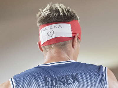 Na snímke slovenský basketbalový reprezentant Michael Fusek nastúpil s obväzom na hlave s s menom svojej manželky Táničky
