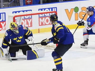 Na snímke vpravo Michal Ivan (Slovensko) strieľa gól Švédsku