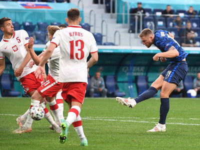 Milan Škriniar strieľa gól do siete Poľska 