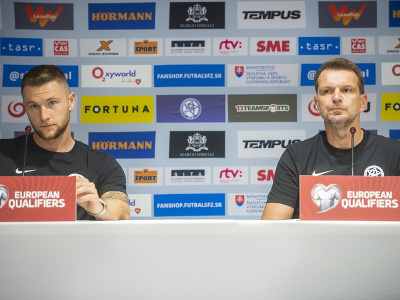 Milan Škriniar a tréner futbalovej reprezentácie SR Štefan Tarkovič počas tlačovej konferencie