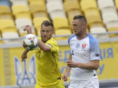 Milan Škriniar a Andrij Jarmolenko v súboji o loptu