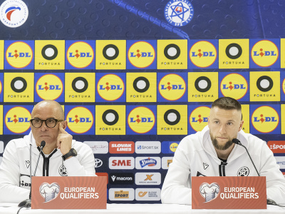 Zľava tréner slovenskej futbalovej reprezentácie Francesco Calzona a kapitán tímu Milan Škriniar počas tlačovej konferencie