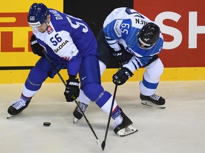 Na snímke slovenský hokejista Marko Daňo (vľavo) a Fín Sakari Manninen (vpravo) bojujú o puk