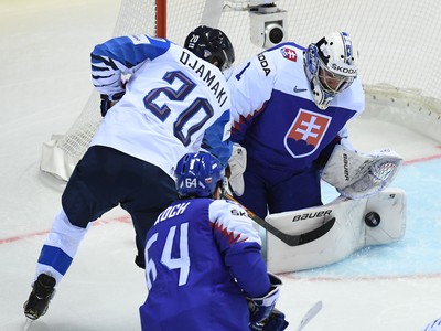 Na snímke fínsky hokejista Niko Ojamäki (uprostred) a brankár Slovenska Marek Čiliak 
