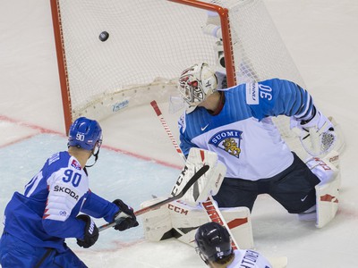 Na snímke fínsky brankár Kevin Lankinen inaksuje úvodný gól