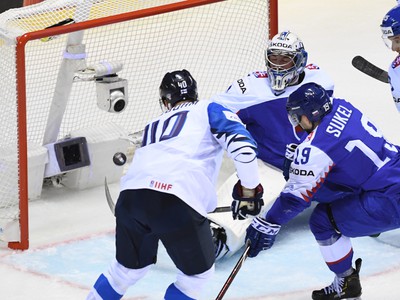 Na snímke fínsky hokejista Petteri Lindbohm (vľavo) prekonáva slovenského brankára Mareka Čiliaka (uprostred)