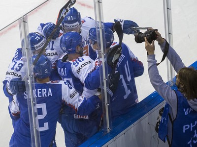 Na snímke slovenskí hokejisti sa tešia po strelení úvodného gólu