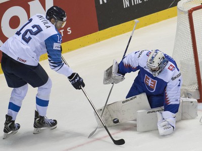 Na snímke fínsky hokejista Marko Anttila (vľavo) a brankár Slovenska Marek Čiliak
