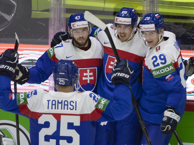 Slovenskí hokejisti zľava Alex Tamáši, Mário Lunter, Kristián Pospíšil a Michal Ivan sa tešia po strelení gólu 