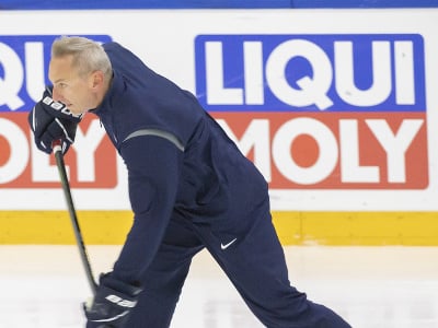 Lekár slovenských hokejistov Pavol Lauko pri rozkorčuľovaní tímu na MS v Helsinkách