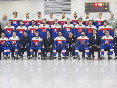 Slovenskí hokejisti a realizačný tím absolvovali spoločné fotenie na 85. majstrovstvách sveta v ľadovom hokeji 23. mája 2022 