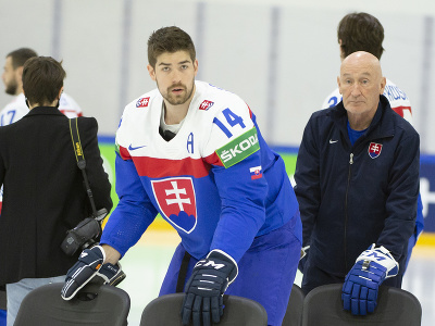 Slovenskí hokejisti a realizačný tím absolvovali spoločné fotenie na 85. majstrovstvách sveta v ľadovom hokeji 23. mája 2022