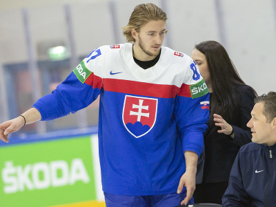 Slovenskí hokejisti a realizačný tím absolvovali spoločné fotenie na 85. majstrovstvách sveta v ľadovom hokeji 23. mája 2022