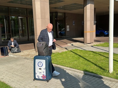 Hlavný tréner Craig Ramsay kráča do autobusu pred odchodom našich hokejistov do Rigy