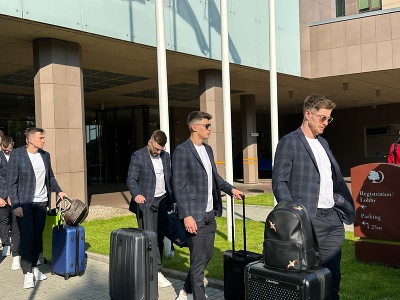 Slovenskí hokejisti počas odchodu na letisko pred MS v hokeji v Rige
