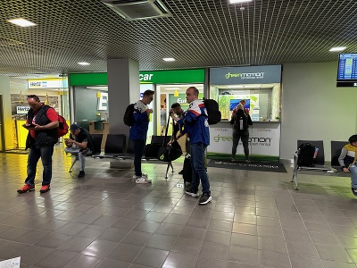 Slovenskí fanúšikovia na letisku v Rige 