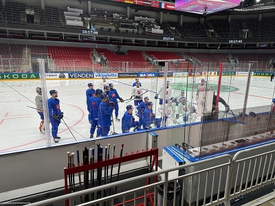 Slovenskí hokejisti počas tréningu