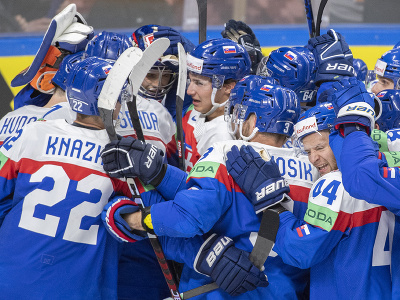 Slovenskí hokejisti sa radujú z víťazstva 2:1 nad Lotyšskom