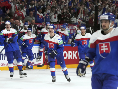 Slovenskí hokejisti oslavujú výhru