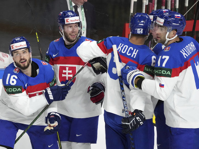 Slovenskí hokejisti oslavujú gól