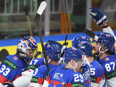 Na snímke slovenskí hokejisti sa tešia z víťazstva 4:1 po zápase základnej B - skupiny Slovensko - Nórsko na 86. majstrovstvách sveta v ľadovom hokeji