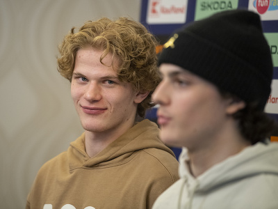 Na snímke zľava kapitán slovenskej hokejovej reprezentácie do 18 rokov Maxim Štrbák a útočník Dalibor Dvorský