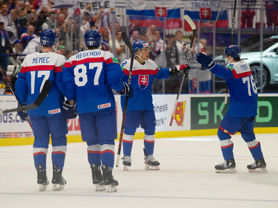 Na snímke slovenskí hokejisti zľava Šimon Nemec, Pavol Regenda, Martin Fehérváry a Martin Pospíšil sa tešia po strelení gólu 