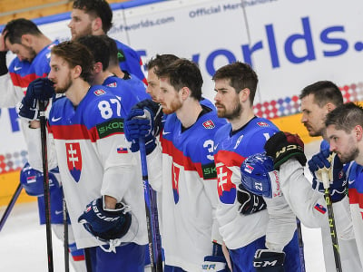 Na snímke slovenskí hokejisti reagujú po prehre po štvrťfinálovom zápase 