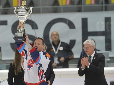 Vladimír Dravecký s pohárovou trofejou