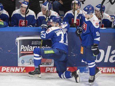 Na snímke slovenskí hokejisti po prehre 2:3 po predĺžení s Rakúskom v zápase Rakúsko - Slovensko na Nemeckom pohári