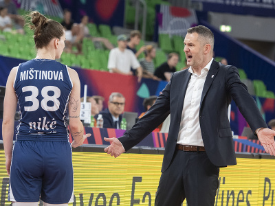 Tréner slovenskej basketbalovej reprezentácie žien Juraj Suja a slovenská basketbalistka Miroslava Mištinová počas zápasu