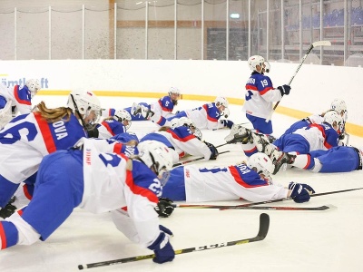 Mladé hokejistky Slovenska oslavujú triumf