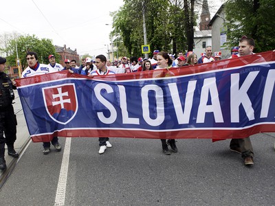 Fanúšikovia Slovenska počas spoločného pochodu Ostravou pred úvodným stretnutím Slovensko - Dánsko