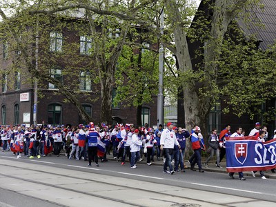 Fanúšikovia Slovenska počas spoločného pochodu Ostravou pred úvodným stretnutím Slovensko - Dánsko