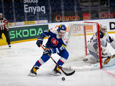 Patrik Lamper (Slovensko) za bránkou Nórska s pukom na hokejke