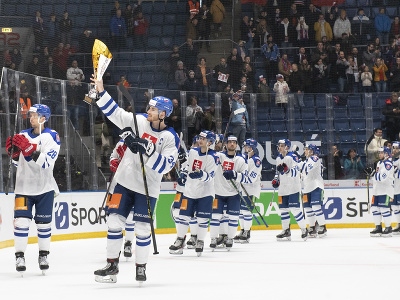 Kapitán slovenskej hokejovej reprezentácie Peter Cehlárik korčuľuje s trofejou po celkovom víťazstve na domácom Vianočnom Kaufland Cupe v Bratislave