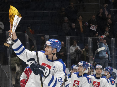 Kapitán slovenskej hokejovej reprezentácie Peter Cehlárik korčuľuje s trofejou po celkovom víťazstve na domácom Vianočnom Kaufland Cupe v Bratislave