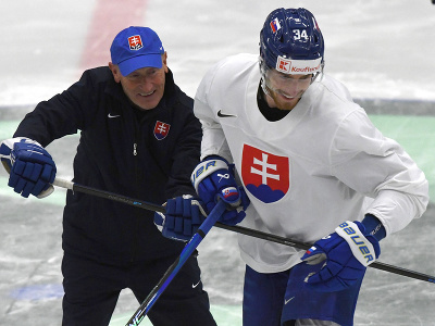 Zľava tréner SR Craig Ramsay a Peter Cehlárik počas tréningu slovenskej hokejovej reprezentácie