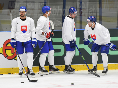 Zľava Marek Hrivík, Martin Fehérváry, Šimon Nemec a Peter Cehlárik počas tréningu slovenskej hokejovej reprezentácie