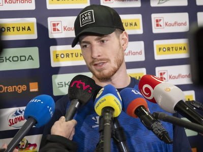 Slovenský hokejový reprezentant Peter Cehlárik odpovedá na otázky novinárov počas príchodu na reprezentačný zraz v Bratislave 
