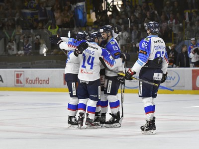 Slovenskí hokejisti oslavujú prvý gól