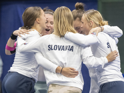 Na snímke slovenské reprezentantky v tenise oslavujú víťazstvo 3:1 v baráži o udržanie sa v 1. svetovej skupine Pohára Billie-Jean Kingovej v zápase Slovensko - Argentína 11. novembra 2023 v Bratislave