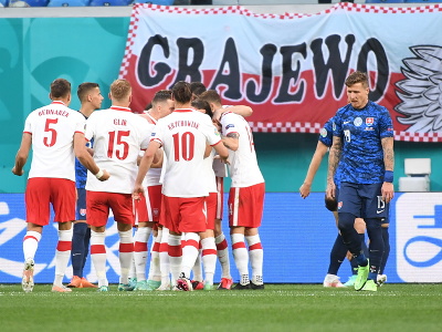 Poľskí futbalisti oslavujú gól do siete Slovenska