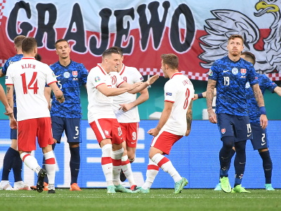 Poľskí futbalisti oslavujú gól do siete Slovenska