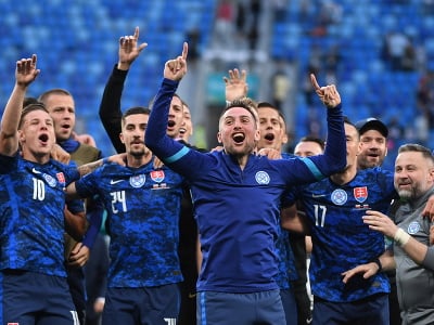 Futbalisti Slovenska oslavujú víťazstvo 2:1 v zápase E-skupiny na majstrovstvách Európy proti Poľsku