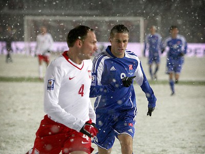 Arkadiusz Glowacki a Stanislav Šesták v súboji o loptu 