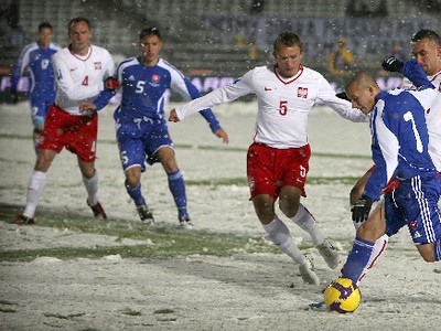 Vladimír Weiss ml.(piaty zľava) strieľa na poľskú bránu 