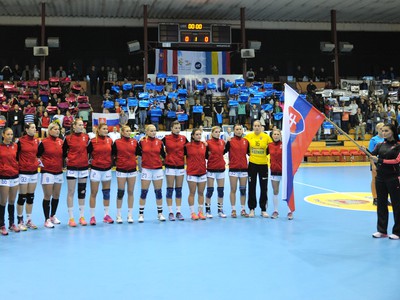 Hráčky zo Slovenska pred začiatkom kvalifikačného zápasu na ME 2016 žien medzi Slovensko - Poľsko